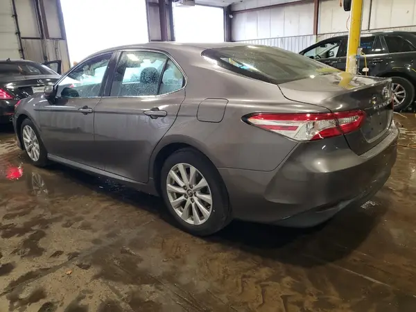 4T1B11HK5JU557882 2018 TOYOTA CAMRY - Image 2