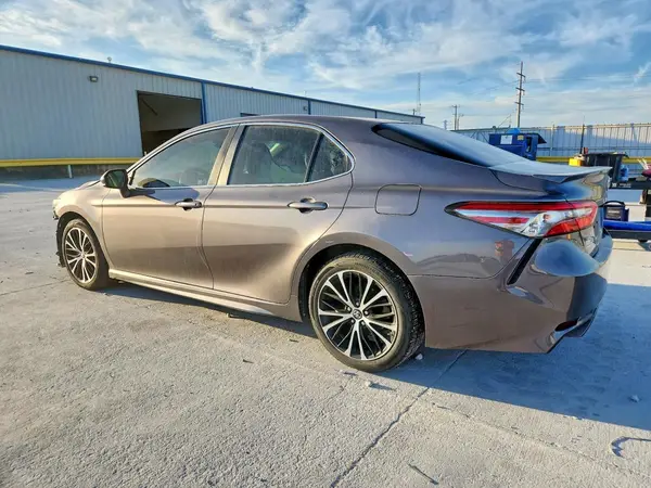 4T1B11HK5JU558613 2018 TOYOTA CAMRY - Image 2