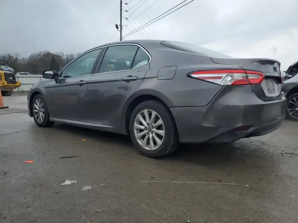 4T1B11HK5JU562273 2018 TOYOTA CAMRY - Image 2