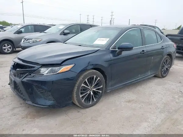 4T1B11HK5JU568123 2018 TOYOTA CAMRY - Image 2