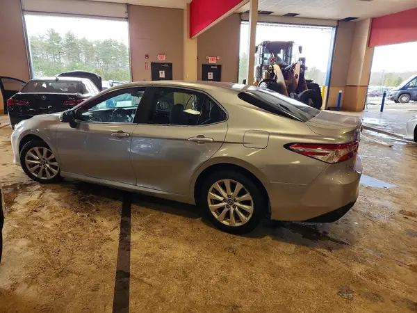 4T1B11HK5JU570938 2018 TOYOTA CAMRY - Image 2