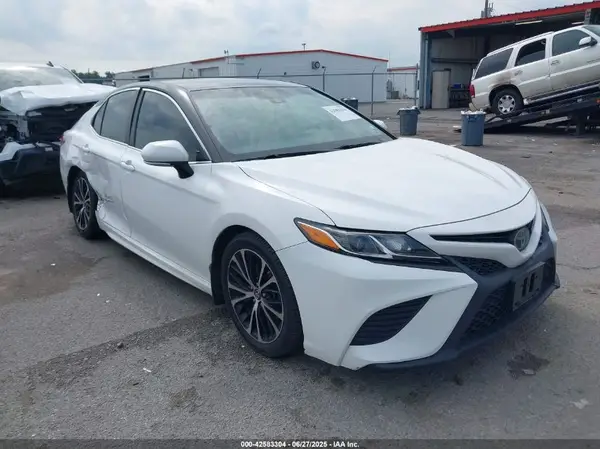 4T1B11HK5JU572608 2018 TOYOTA CAMRY - Image 1