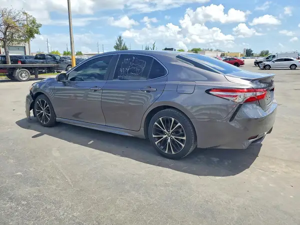 4T1B11HK5JU573581 2018 TOYOTA CAMRY - Image 2