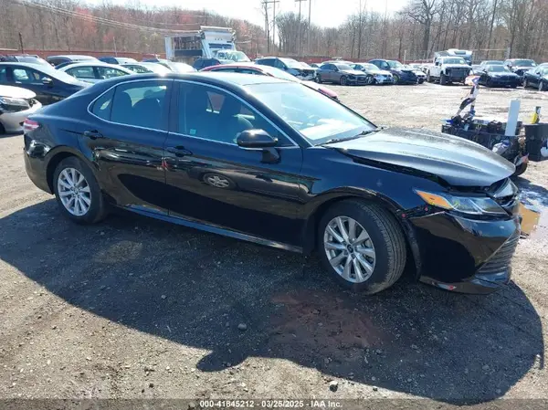 4T1B11HK5JU573645 2018 TOYOTA CAMRY - Image 1