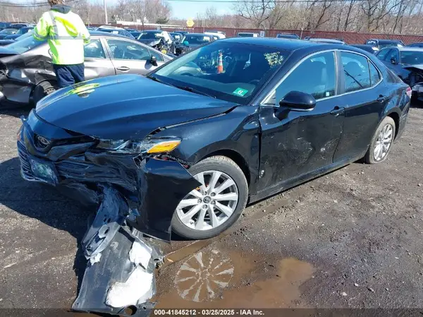 4T1B11HK5JU573645 2018 TOYOTA CAMRY - Image 2