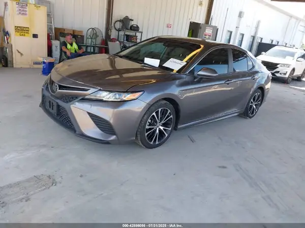 4T1B11HK5JU581793 2018 TOYOTA CAMRY - Image 2