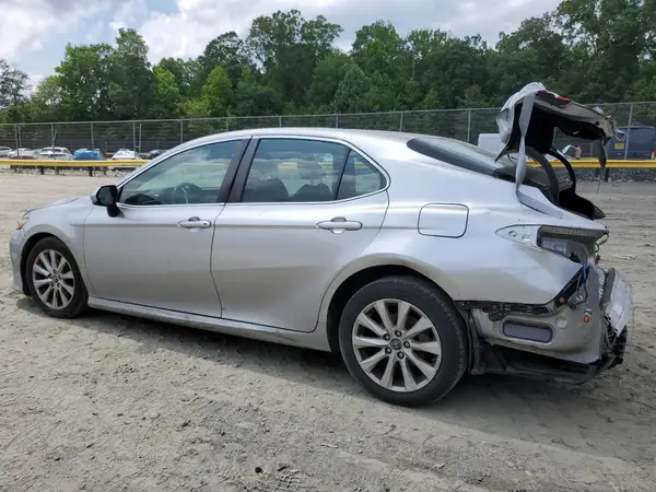 4T1B11HK5JU581907 2018 TOYOTA CAMRY - Image 2