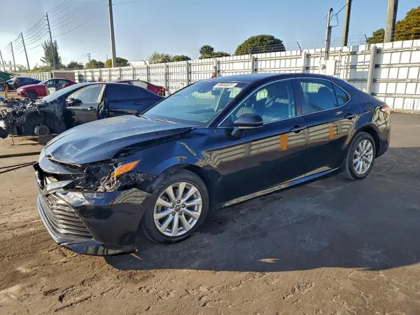 4T1B11HK5JU583060 2018 TOYOTA CAMRY - Image 1