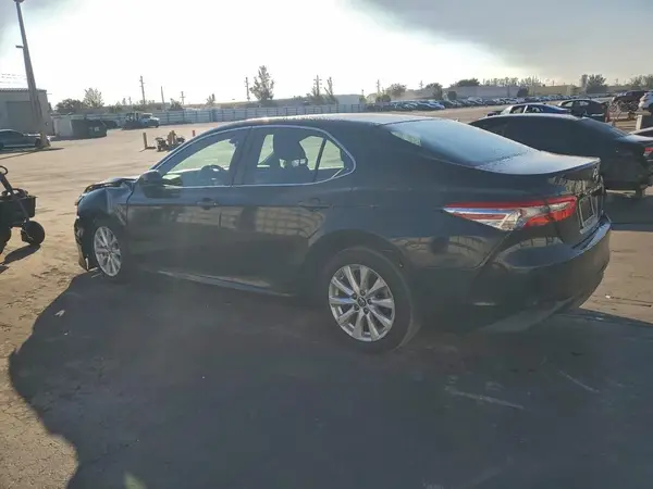 4T1B11HK5JU583060 2018 TOYOTA CAMRY - Image 2