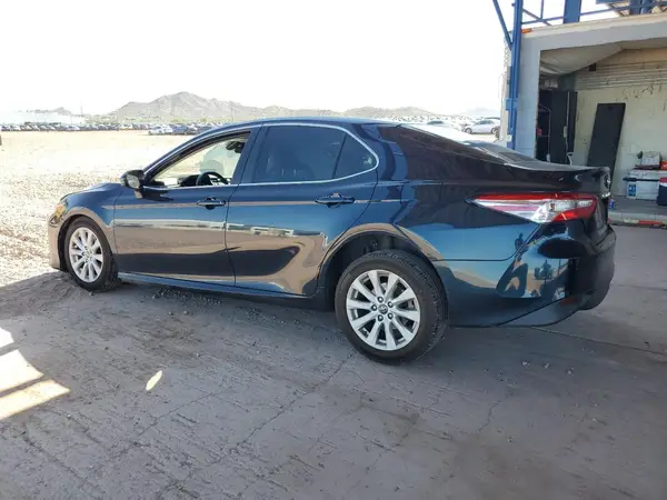 4T1B11HK5JU585164 2018 TOYOTA CAMRY - Image 2