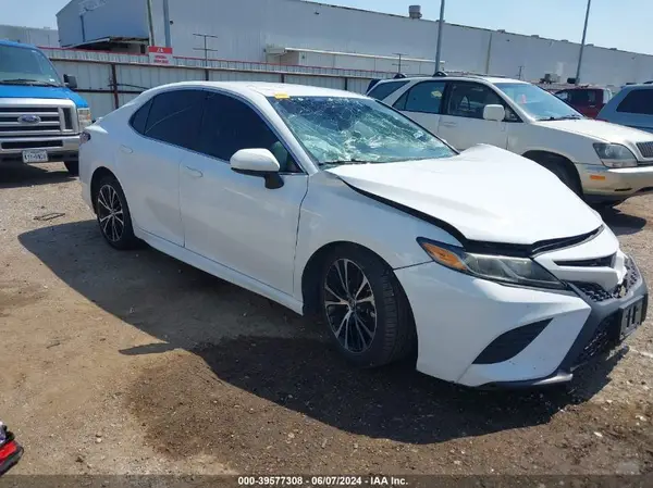 4T1B11HK5JU585195 2018 TOYOTA CAMRY - Image 1