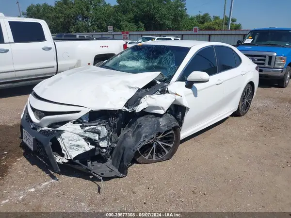 4T1B11HK5JU585195 2018 TOYOTA CAMRY - Image 2