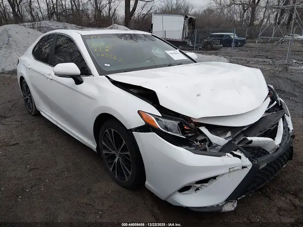 4T1B11HK5JU585262 2018 TOYOTA CAMRY - Image 1