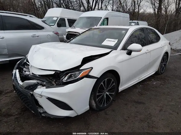 4T1B11HK5JU585262 2018 TOYOTA CAMRY - Image 2