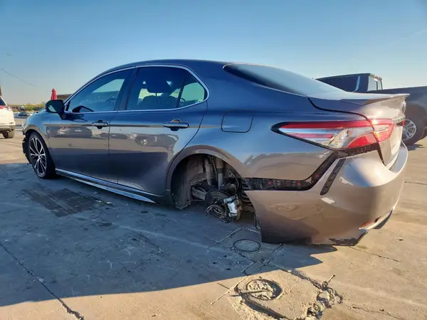4T1B11HK5JU589022 2018 TOYOTA CAMRY - Image 2