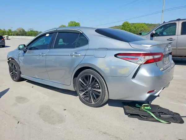 4T1B11HK5JU589683 2018 TOYOTA CAMRY - Image 2