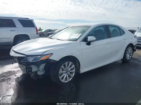 4T1B11HK5JU589716 2018 TOYOTA CAMRY - Image 2