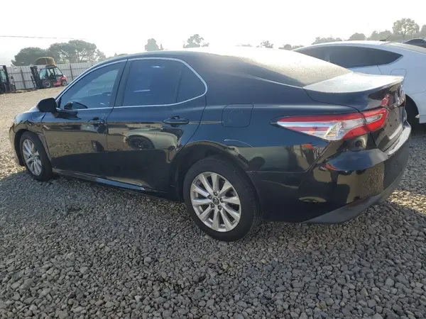 4T1B11HK5JU590025 2018 TOYOTA CAMRY - Image 2