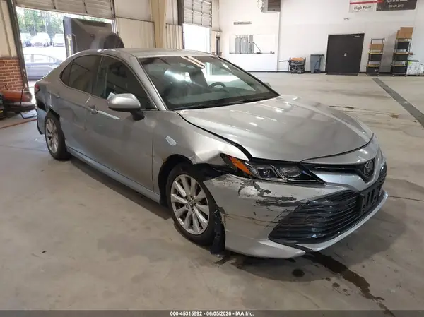 4T1B11HK5JU590297 2018 TOYOTA CAMRY - Image 1