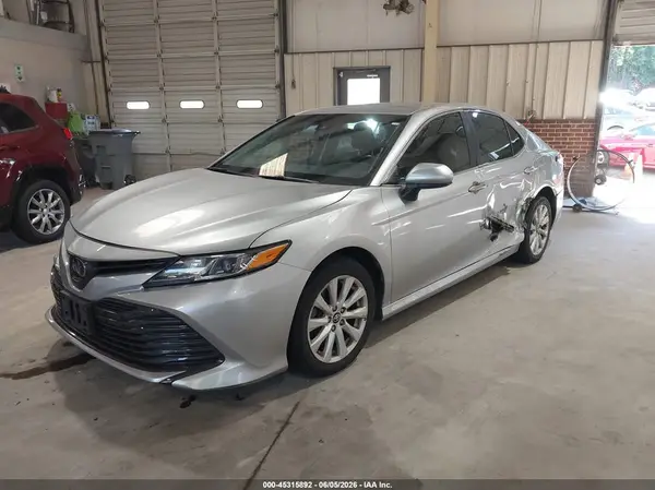 4T1B11HK5JU590297 2018 TOYOTA CAMRY - Image 2