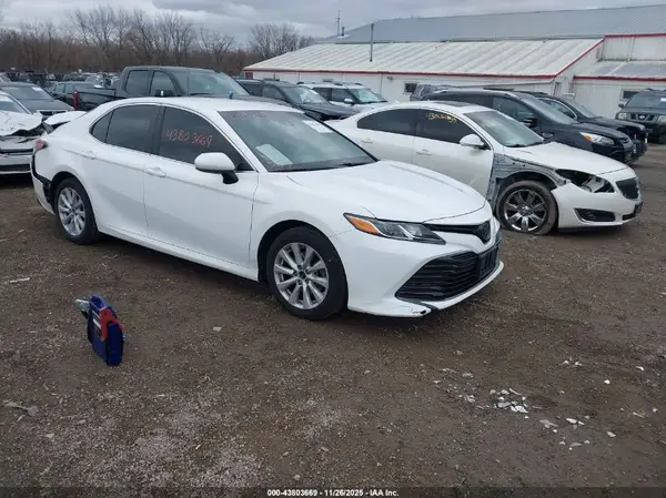4T1B11HK5JU591613 2018 TOYOTA CAMRY - Image 1