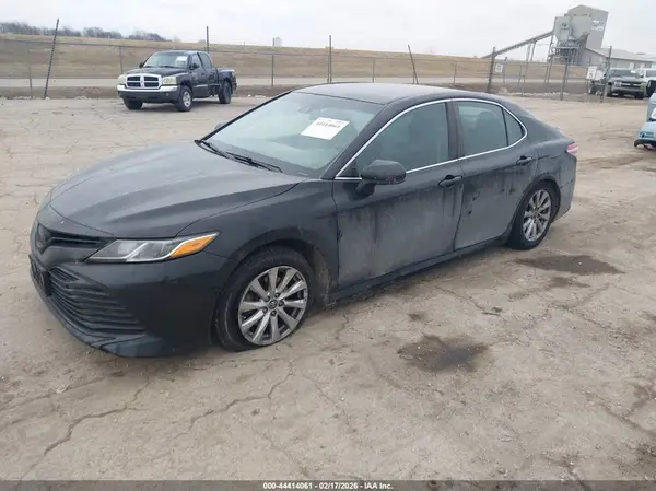 4T1B11HK5JU591966 2018 TOYOTA CAMRY - Image 2