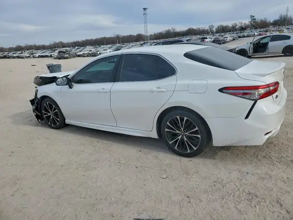 4T1B11HK5JU597928 2018 TOYOTA CAMRY - Image 2
