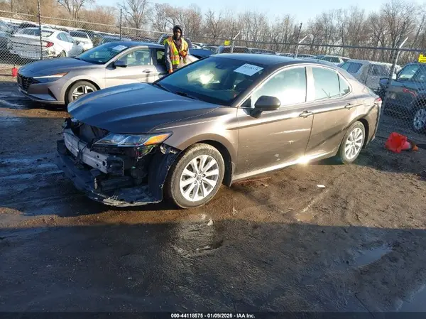 4T1B11HK5JU599551 2018 TOYOTA CAMRY - Image 2