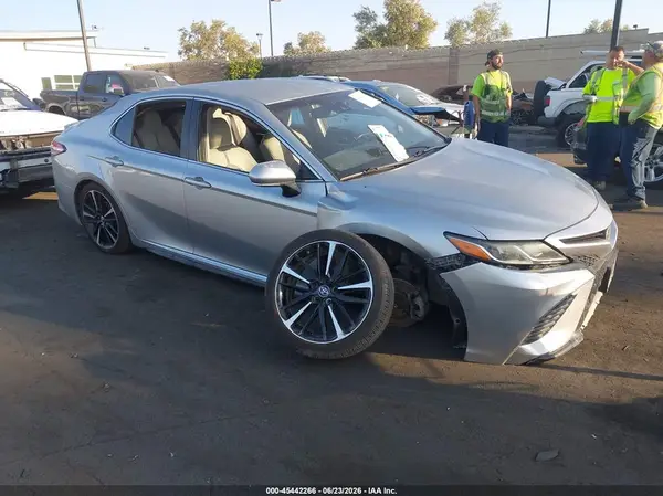 4T1B11HK5JU608149 2018 TOYOTA CAMRY - Image 1