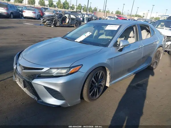 4T1B11HK5JU608149 2018 TOYOTA CAMRY - Image 2