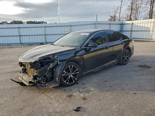 4T1B11HK5JU608877 2018 TOYOTA CAMRY - Image 1