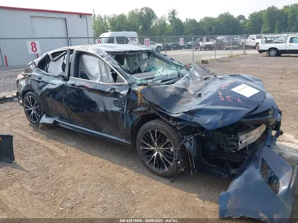 4T1B11HK5JU610337 2018 TOYOTA CAMRY - Image 1