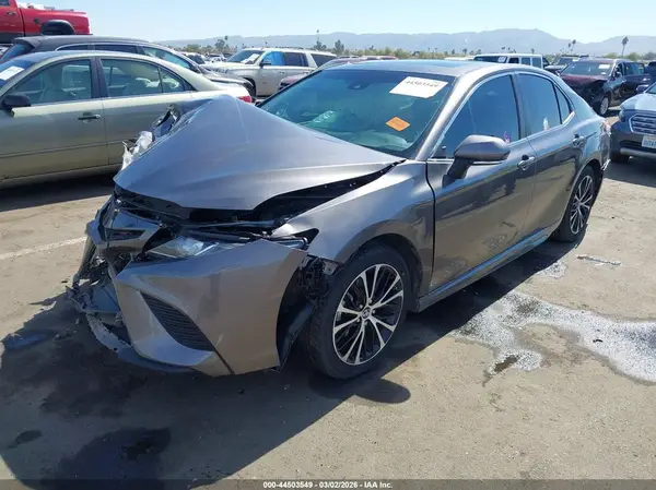 4T1B11HK5JU612010 2018 TOYOTA CAMRY - Image 2