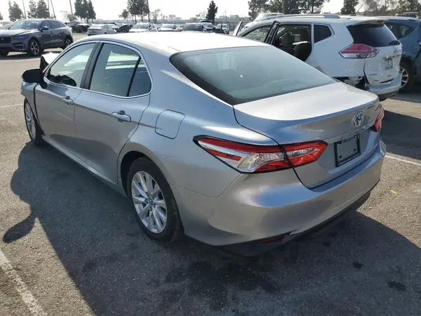 4T1B11HK5JU613867 2018 TOYOTA CAMRY - Image 2