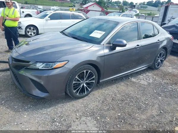 4T1B11HK5JU614002 2018 TOYOTA CAMRY - Image 2