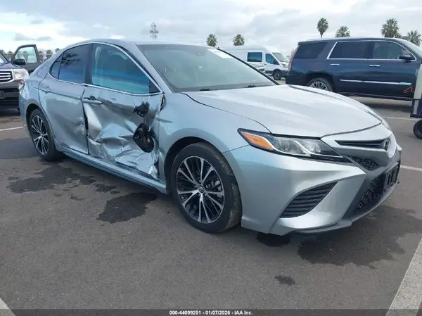 4T1B11HK5JU617157 2018 TOYOTA CAMRY - Image 1