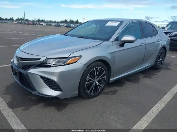4T1B11HK5JU617157 2018 TOYOTA CAMRY - Image 2