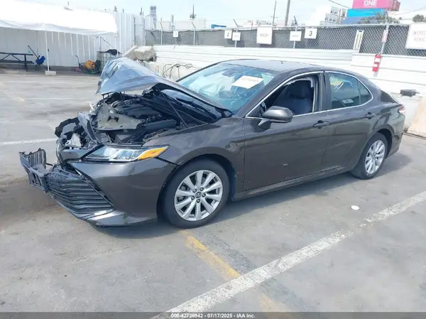 4T1B11HK5JU618213 2018 TOYOTA CAMRY - Image 2