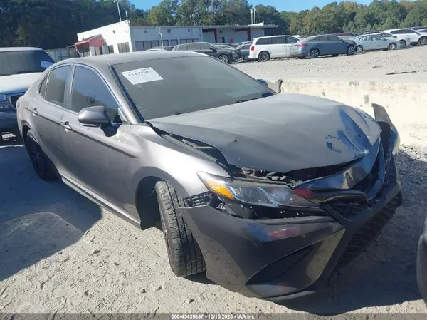 4T1B11HK5JU619880 2018 TOYOTA CAMRY - Image 1