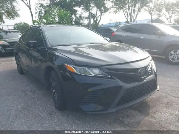 4T1B11HK5JU621208 2018 TOYOTA CAMRY - Image 1