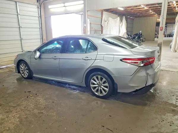 4T1B11HK5JU621385 2018 TOYOTA CAMRY - Image 2