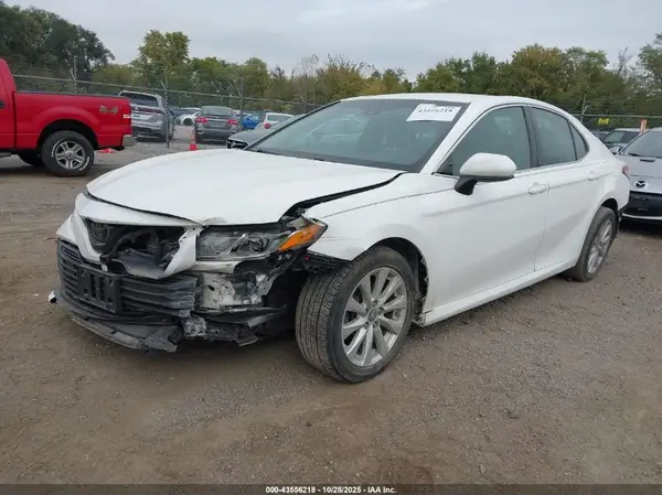 4T1B11HK5JU628241 2018 TOYOTA CAMRY - Image 2