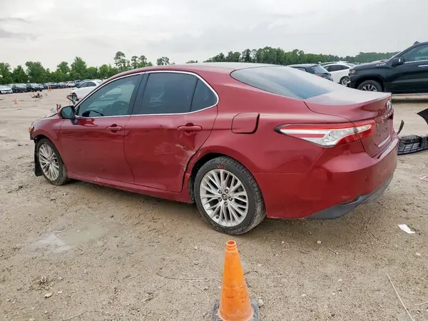4T1B11HK5JU630572 2018 TOYOTA CAMRY - Image 2