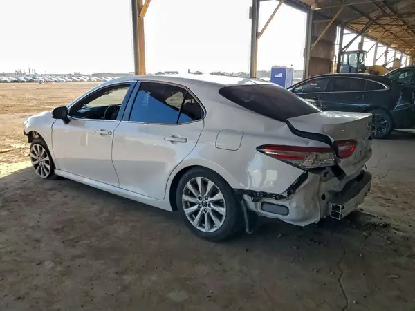 4T1B11HK5JU631737 2018 TOYOTA CAMRY - Image 2