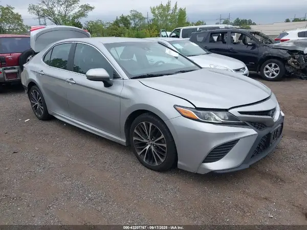 4T1B11HK5JU632757 2018 TOYOTA CAMRY - Image 1