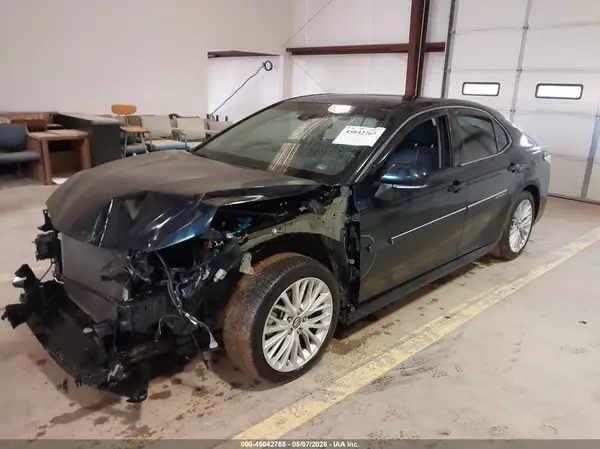 4T1B11HK5JU633200 2018 TOYOTA CAMRY - Image 2