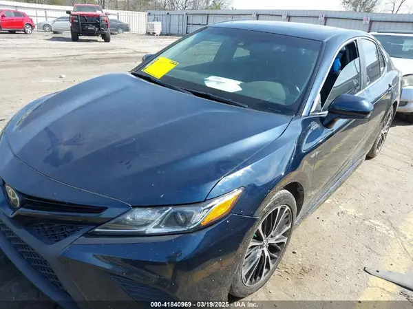 4T1B11HK5JU633648 2018 TOYOTA CAMRY - Image 2