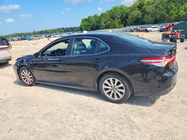 4T1B11HK5JU633990 2018 TOYOTA CAMRY - Image 2