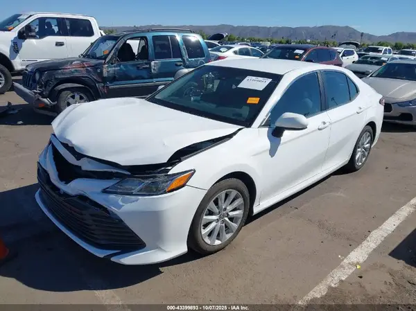 4T1B11HK5JU636114 2018 TOYOTA CAMRY - Image 2