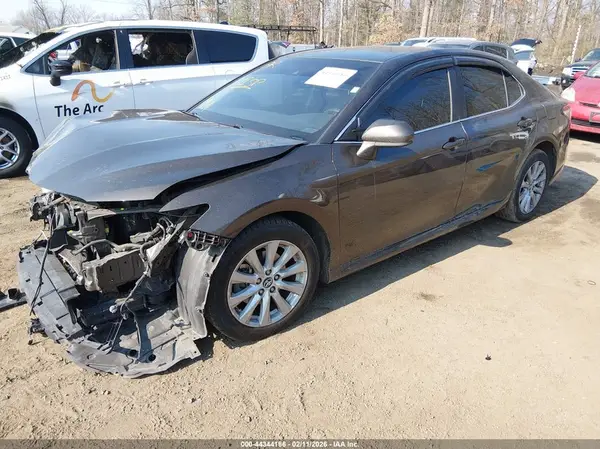 4T1B11HK5JU637103 2018 TOYOTA CAMRY - Image 2